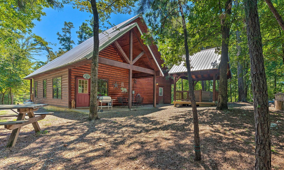 Broken Bow Cottage | 4 Mi to Beavers Bend: Cabin w/Hot Tub & Games