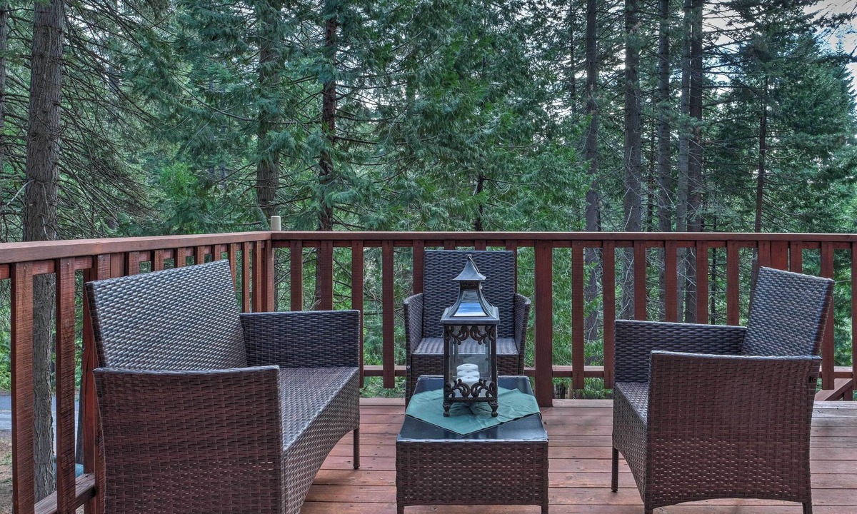 Dorrington Cabin | 4 Mi to Big Tree State Park: Serene Cabin w/Deck