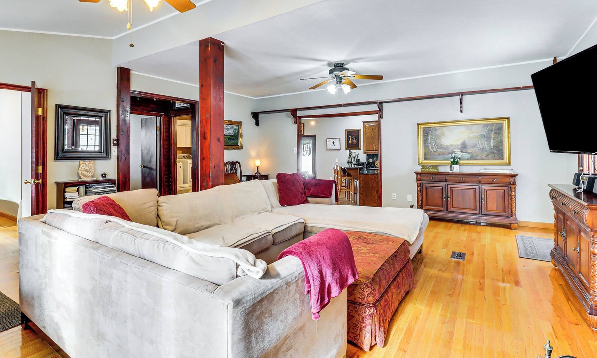 Tannersville House | 4 Mi to Camelback! Group-Friendly Poconos Cabin