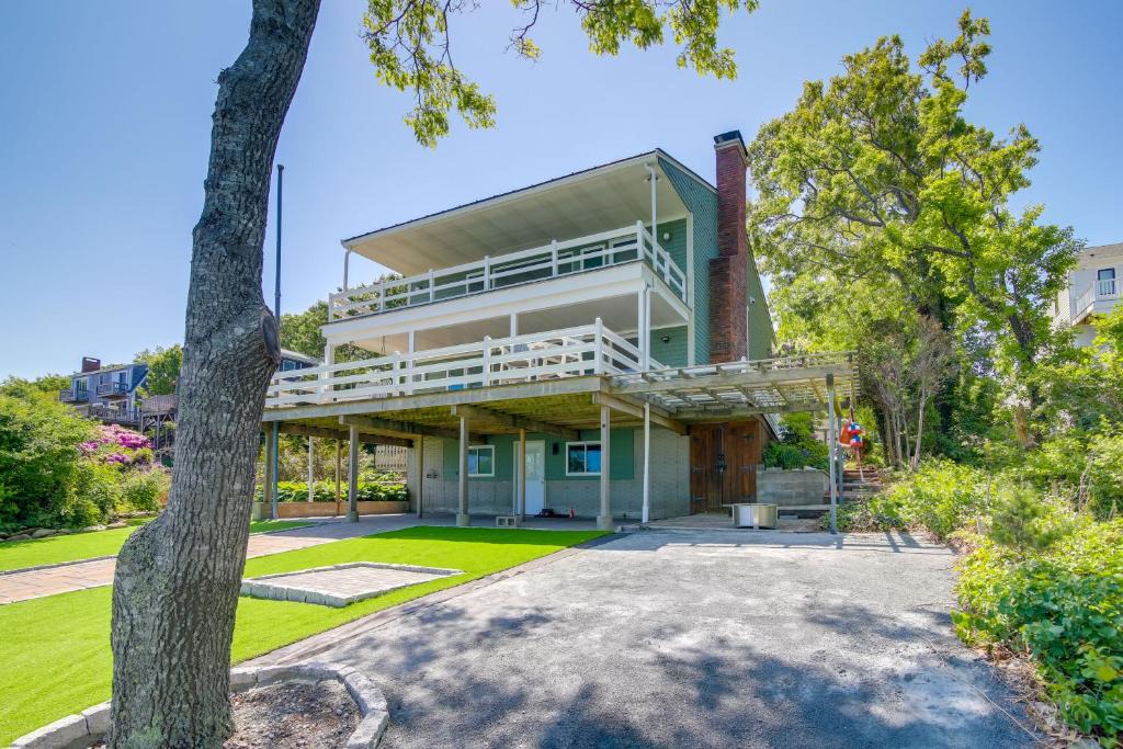Plymouth House | 4 Mi to Downtown Plymouth! Bayfront Home w/Deck