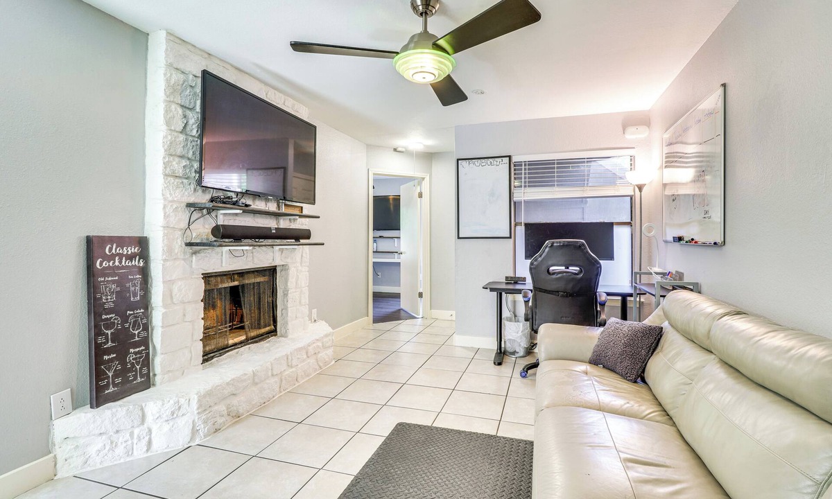 Parker Lane Condo | 4 Mi to Dtwn Austin: WFH-Friendly Gem, Pool Access