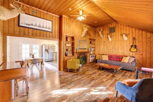 Sans Souci House | 4 Mi to Dtwn: Home w/Fire Pit in Greenville