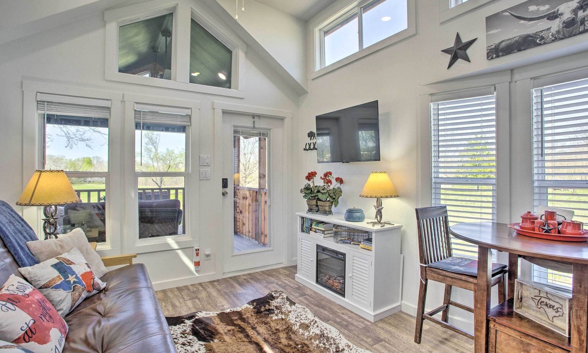McKinney House | 4 Mi to Dtwn McKinney: Tiny Home w/Fireplace