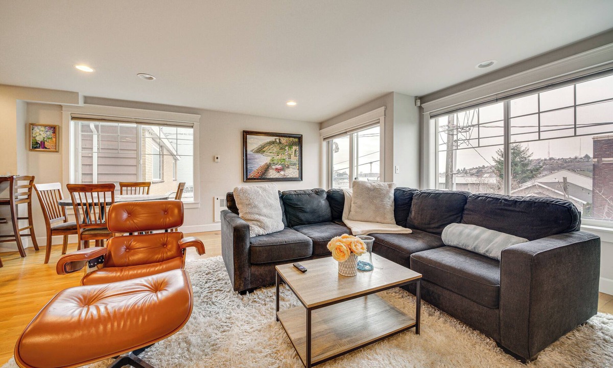 Eastlake House | 4 Mi to Lumen Field! Centrally Located Townhome