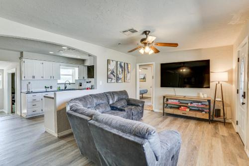 Lawton House | 4 Mi to Museum of the Great Plains: Lawton Home!