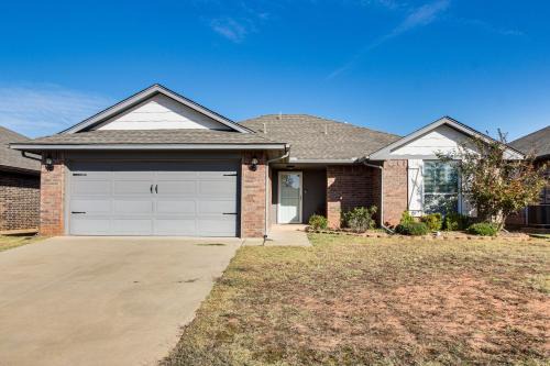 Norman House | 4 Mi to OU Campus & Stadium! Suburban Norman Home