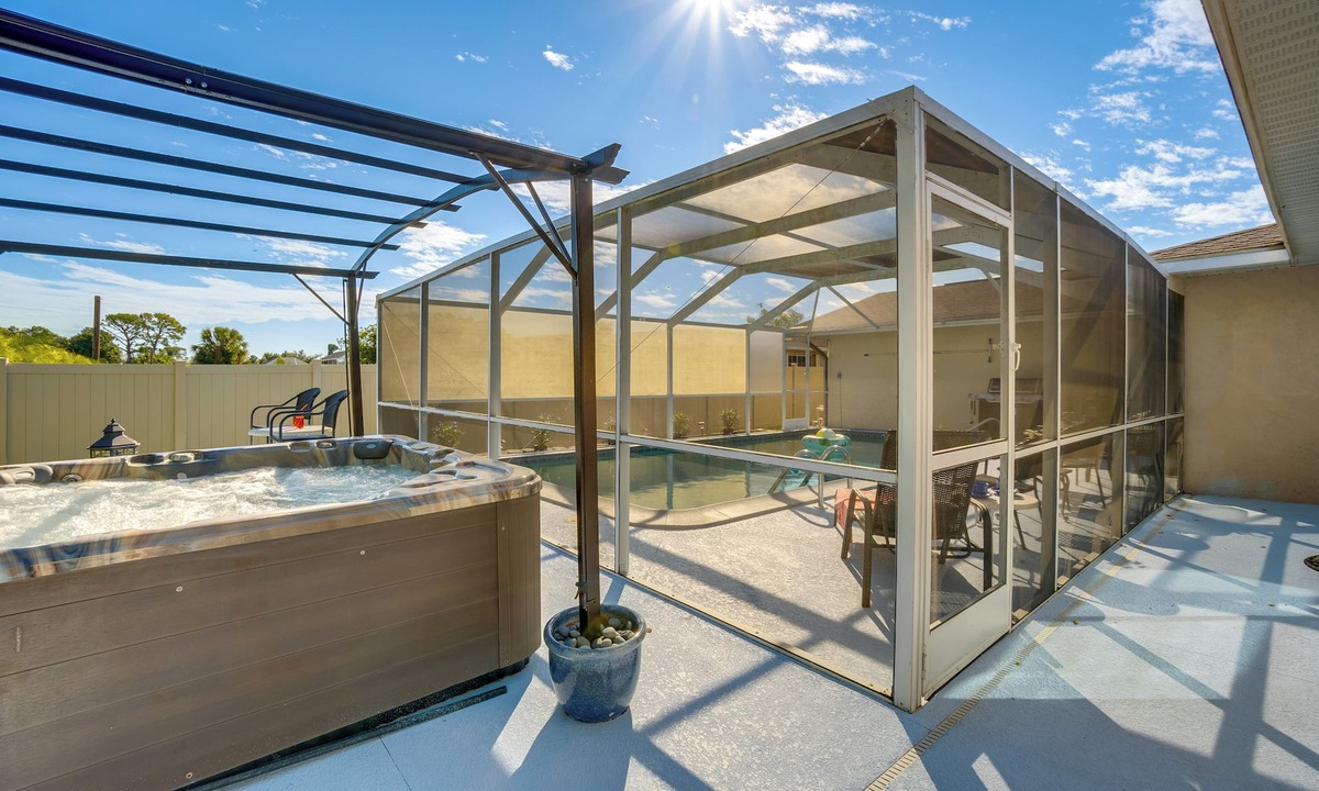 Port Charlotte - Charlotte Harbor Cottage | 4 Mi to Port Charlotte Beach Park: Gem w/Pool