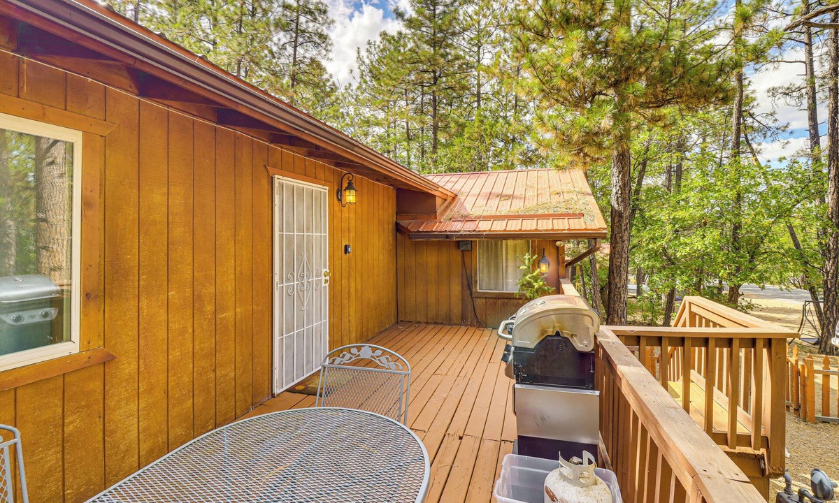 Pinetop-Lakeside Cottage | 4 Mi to Rainbow Lake! Serene Home w/Deck