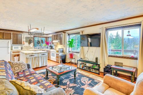 Sandy Apartment | 4 Mi to Sandy River Access Studio with Mtn Views!