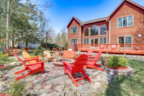 Lake Harmony House | 4 Mi to Slopes! Split Rock Resort Home with Fire Pit