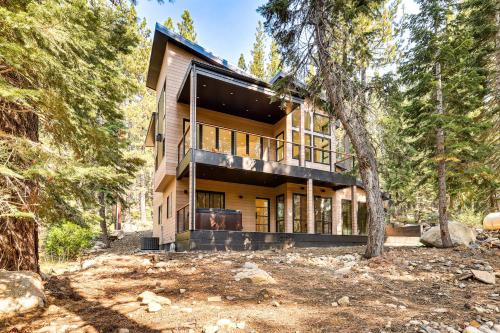 Pla-Vada Woodlands House | 4 Mi to Soda Springs Resort: Hot Tub Hideaway!