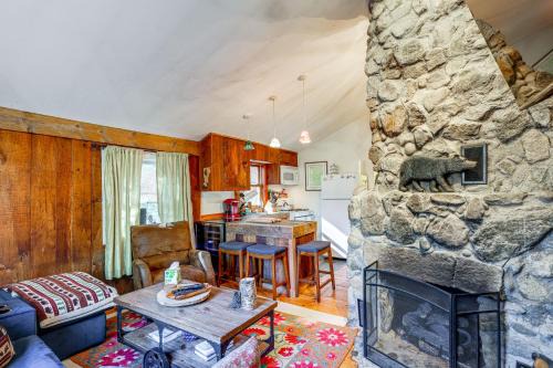 Jamaica House | 4 Mi to Stratton Mountain Resort! Cabin w/Hot Tub