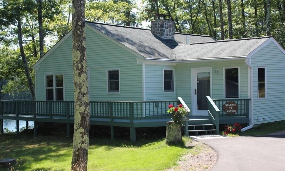 Drummond Cabin | 4 miles from the mountain bike trails at Telemark! Beautiful lake setting!