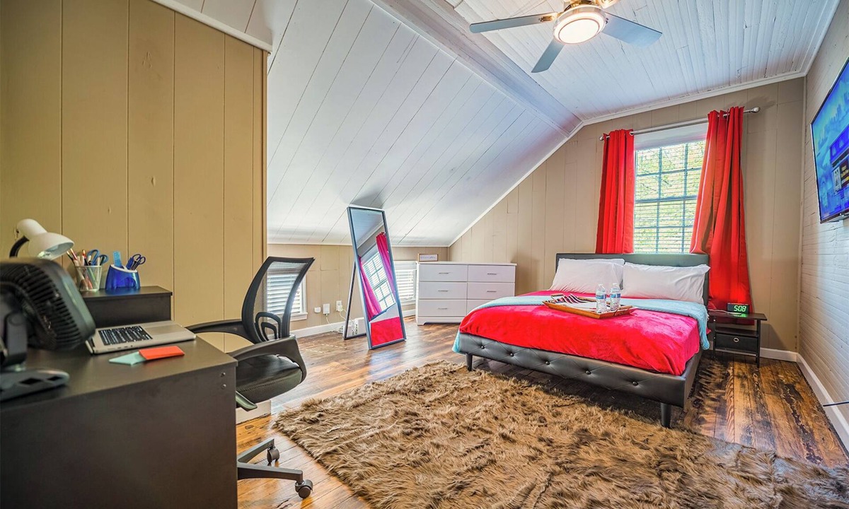 Cabbagetown Apartment | 4 Minutes to Downtown by the Atlanta Beltline Trail in the Cabbagetown Neighborhood