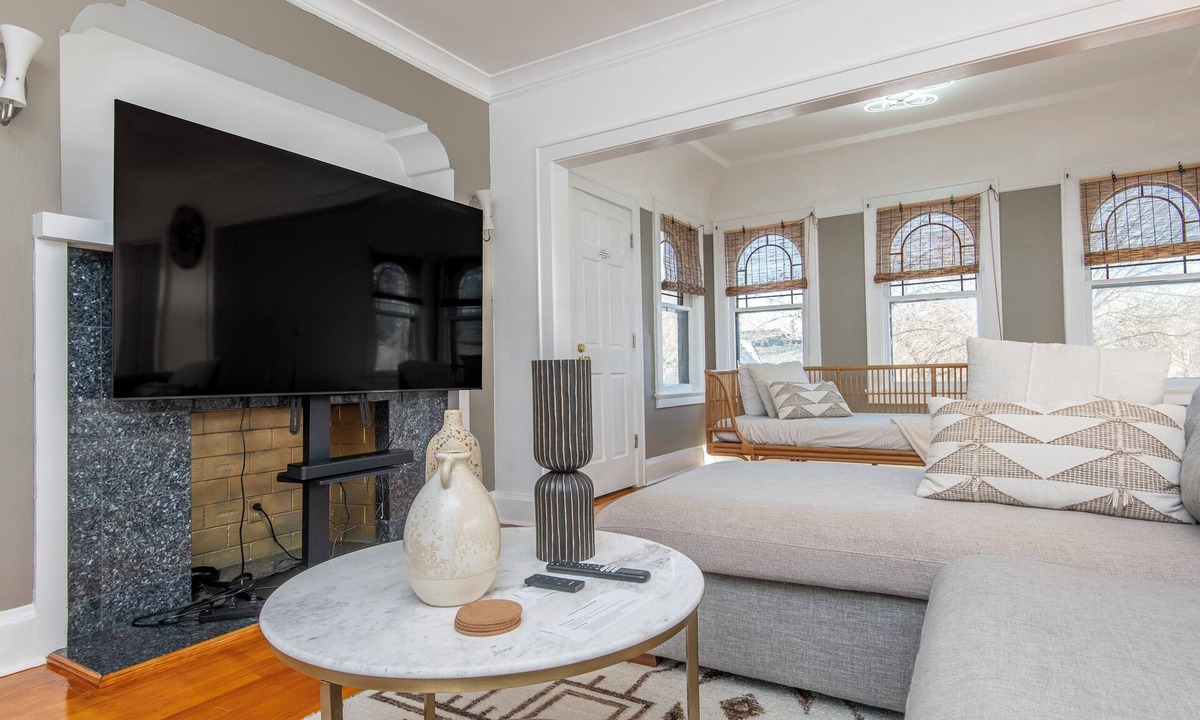 Shorewood House | 4 Minutes Walk to Lake Michigan Atwater Park Beach Balconies Family Pet Friendly