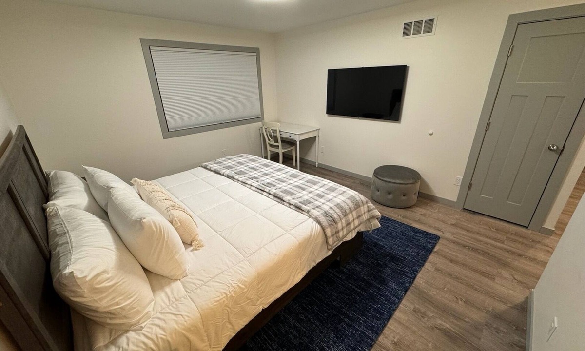 Eden Prairie House | 4 minutes walk to EP mall, 15 min to airport Mall of America and downtown