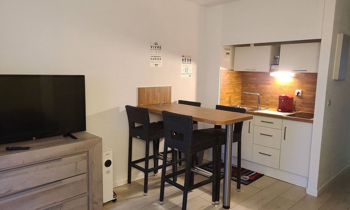 Le Port Apartment | 4-PERSON STUDIO CLOSE TO THE BEACH, PRIVATE PARKING