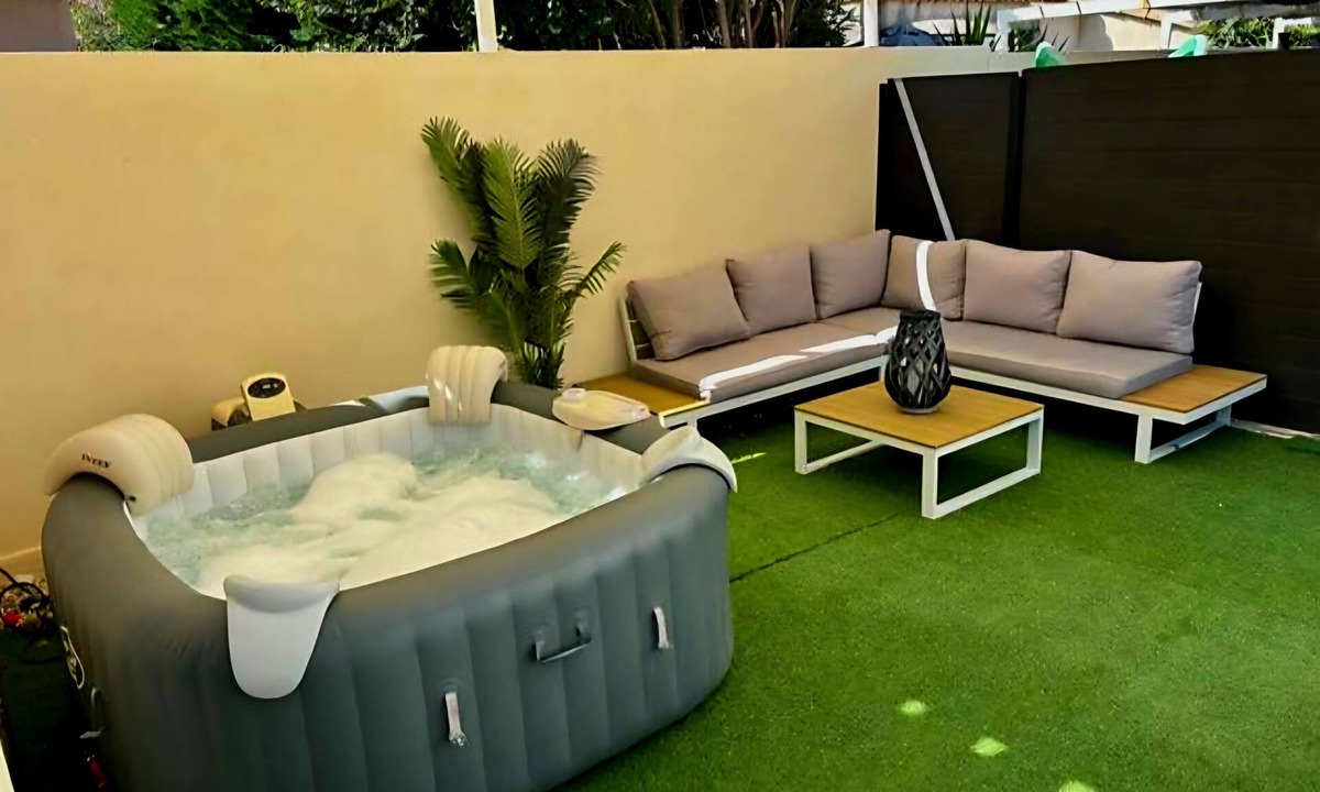 Lunel Apartment | 4-person studio with private pool and jacuzzi