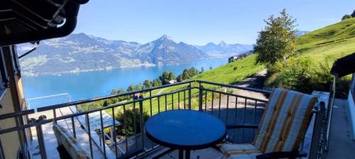 Beckenried Apartment | 4 Personen, Panorama-Seesicht, Balkon, Gartensitzplatz
