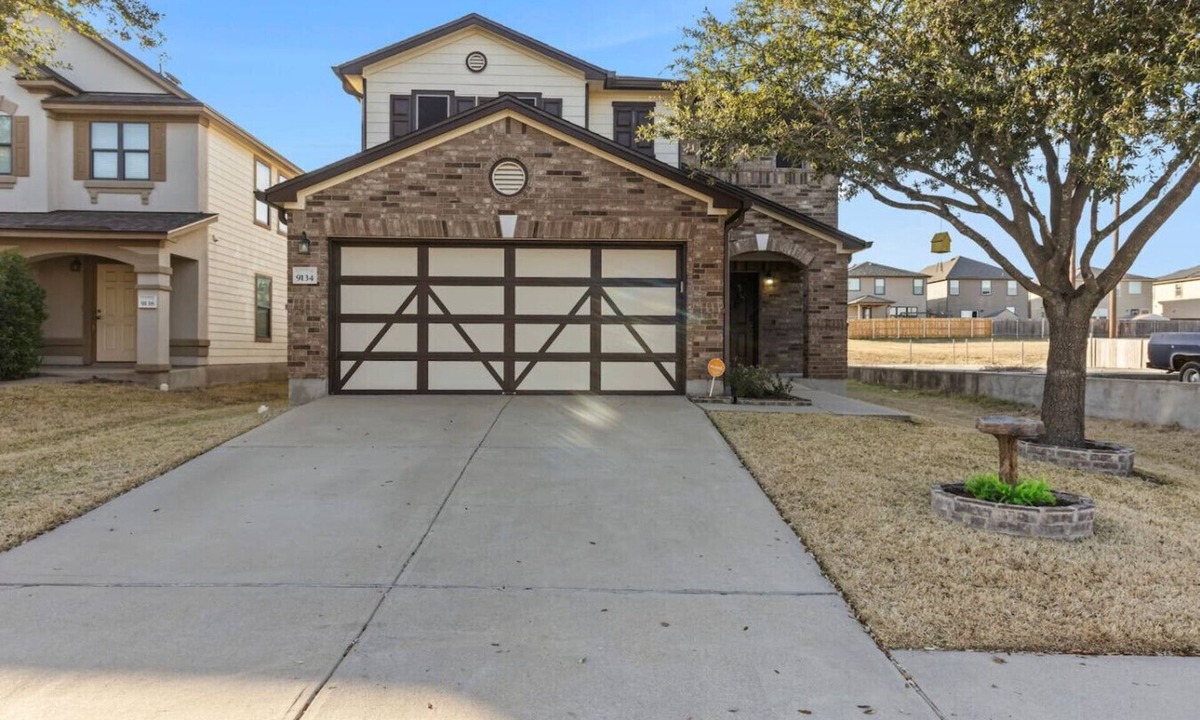 Temple House | 4 Queen Beds + Garage Parking in West Temple