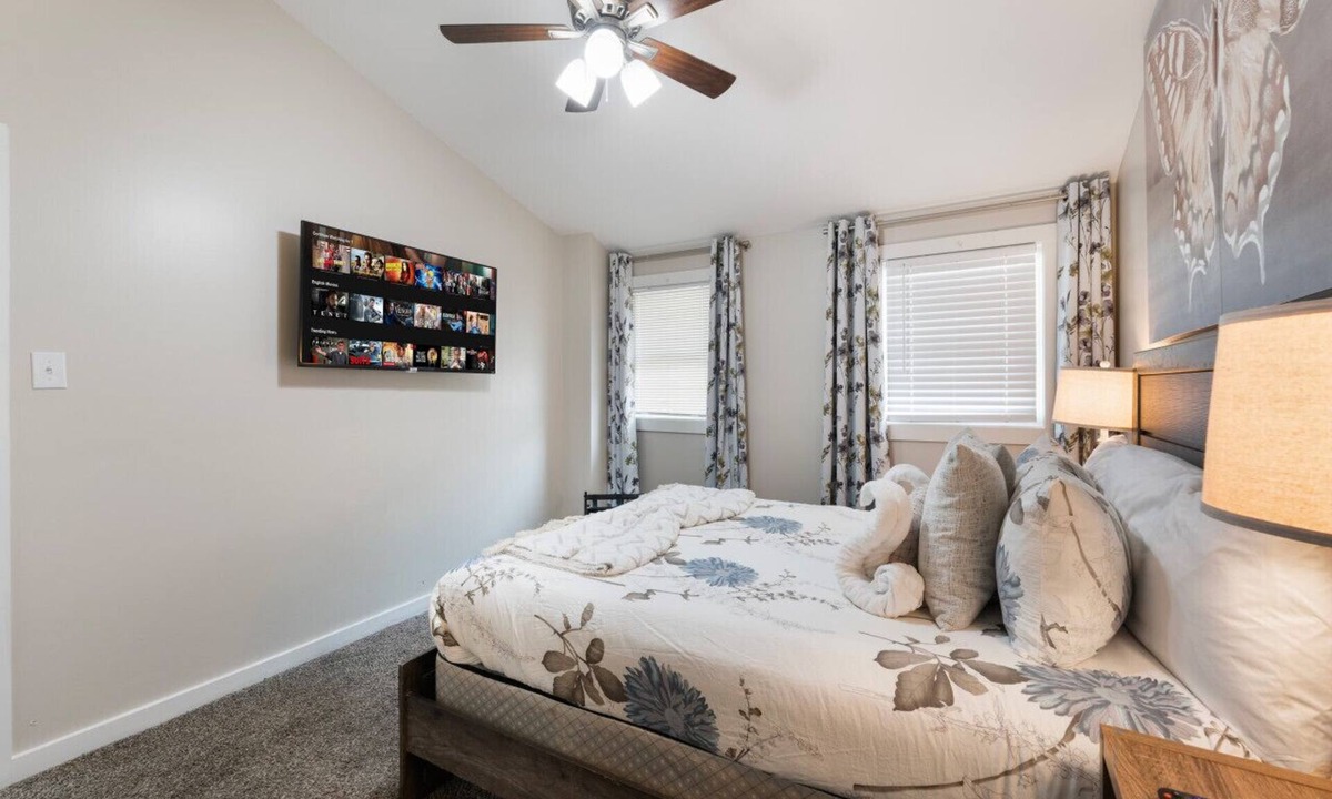 Fort Worth Cottage | 4 Queen Beds High Speed Wifi Private Parking