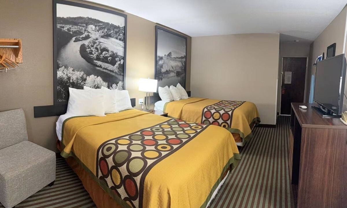 Lexington Hotel | 4 Relaxing Rooms w/Free Breakfast, Near Dawson County Historical Museum—3.8 mi