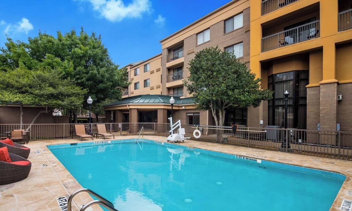 Richardson Hotel | 4 Relaxing Units Near Galatyn Woodland Preserve, with FREE Parking, Pool!