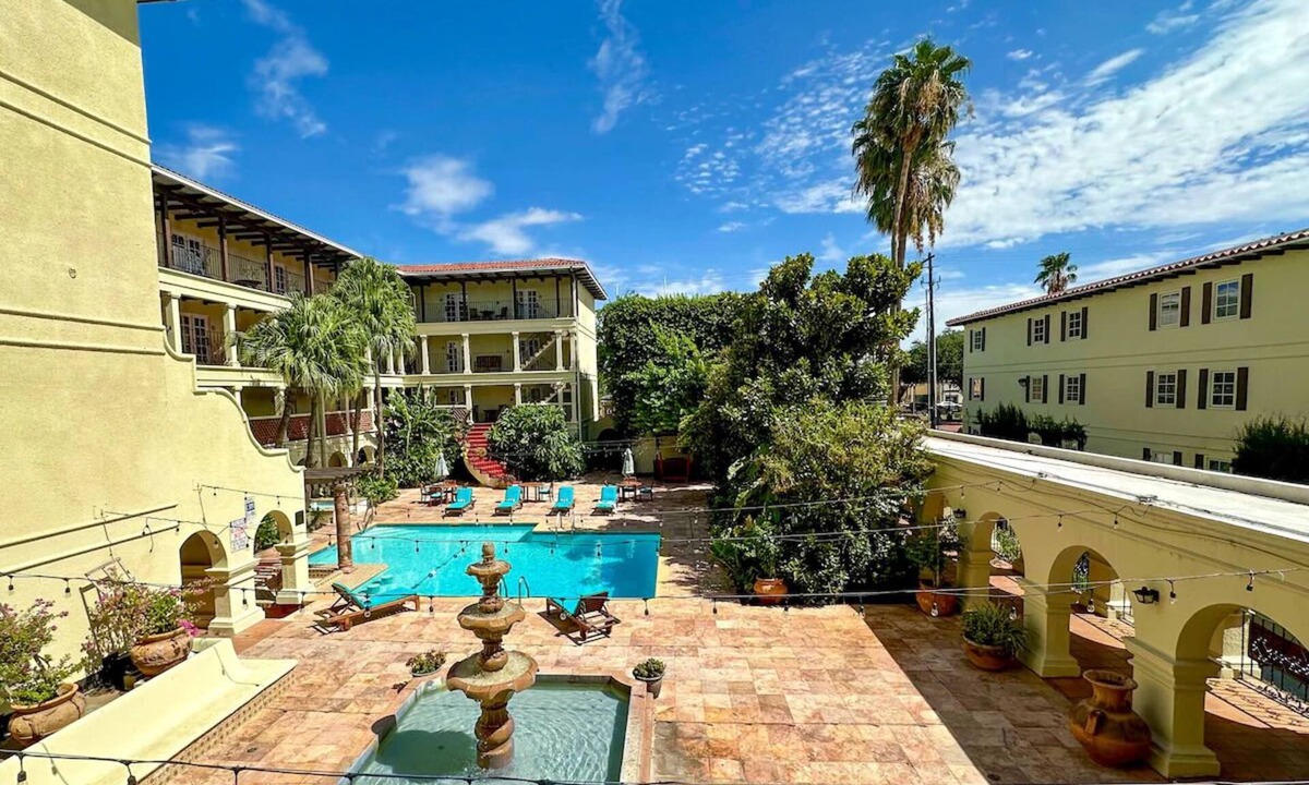 Western Division Hotel | 4 Riverside Double Suite with Two Pools, Hot Tub, Grill & Bar