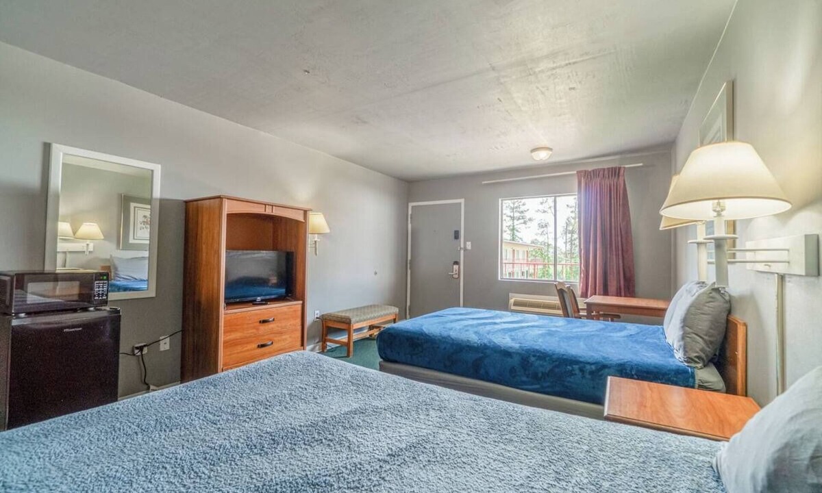 Livingston Hotel | 4 Road Trip-Friendly Rooms w/2 Full Beds Room Close to Dining & Lake Adventures
