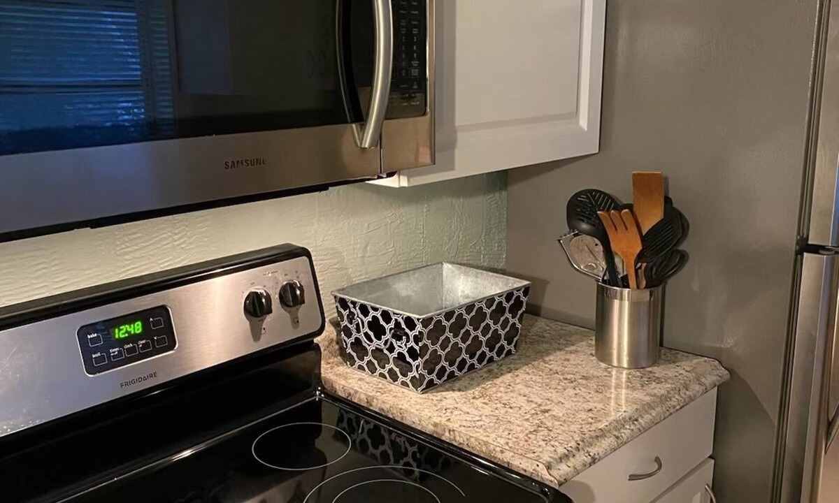 Lake Worth Corridor House | 4 room-1 bath house - fully furnished - fenced backyard - patio BBQ Firepit