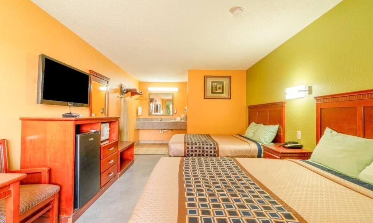 Denver City Hotel | 4-Room Budget Retreat w/2 Full Beds & TV for Entertainment