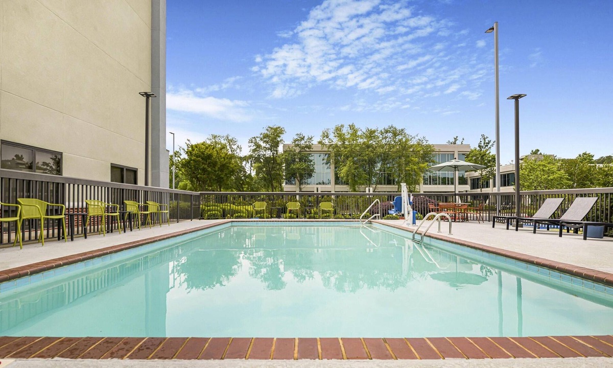 Huntsville Hotel | 4 Rooms Ideal for Groups + Free Parking & Breakfast | Von Braun Center - 4.9 mi
