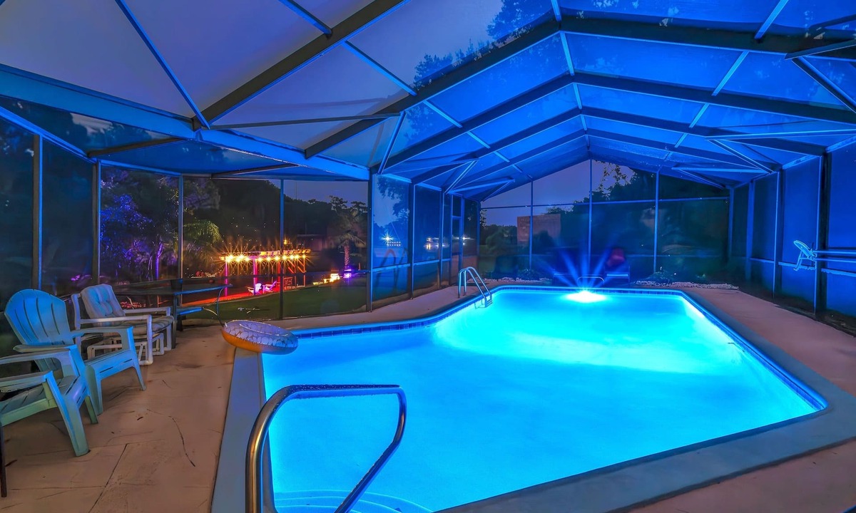 Edgewood House | 4 Rooms, Lake, Pool, Hottub, Bocce Ball, Putting Green, Fire Pit, Plunge
