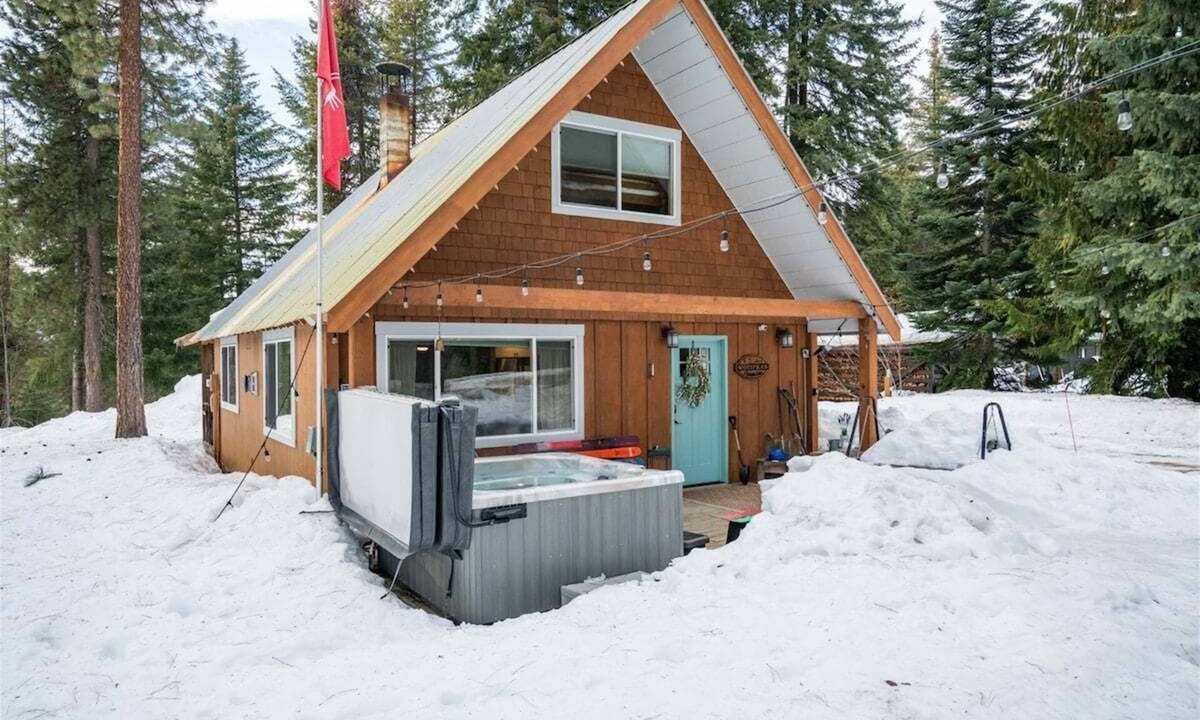 Ardenvoir Cabin | 4 Seasons Getaway – Modern Mountain Cabin w/Hot Tub