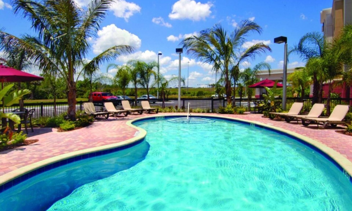 Wesley Chapel Hotel | 4 Spacious Family Stay In Queen Size w/Sofa Bed