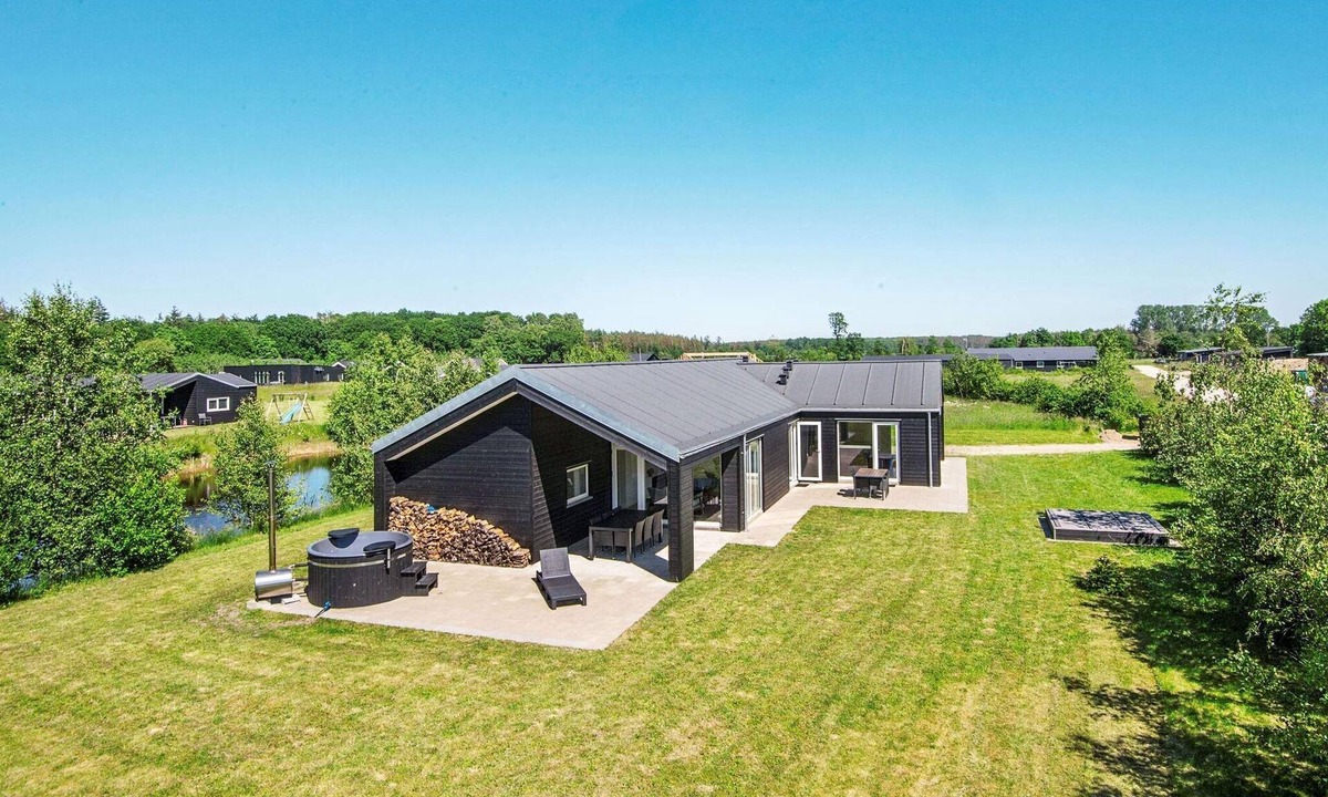 Fjellerup Strand House | 4 star holiday home in Glesborg