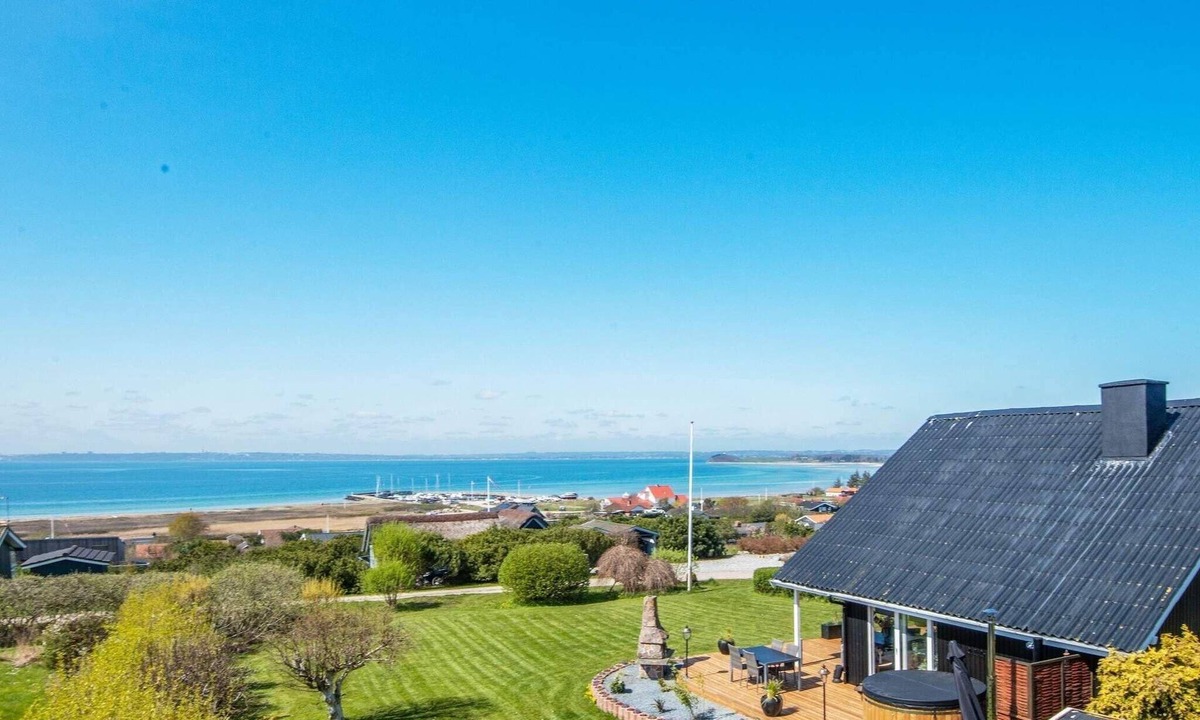Skødshoved Strand House | 4 star holiday home in Knebel