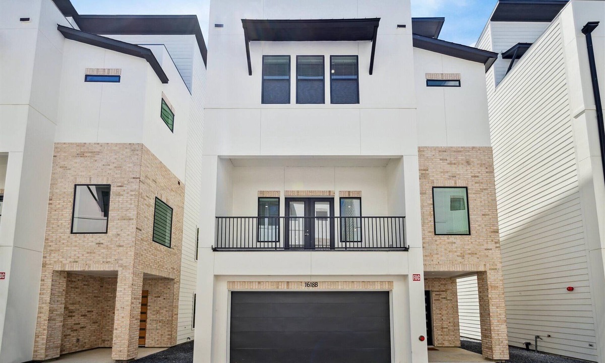 Spring Branch Central House | 4-Story,Rooftop Deck in Houston