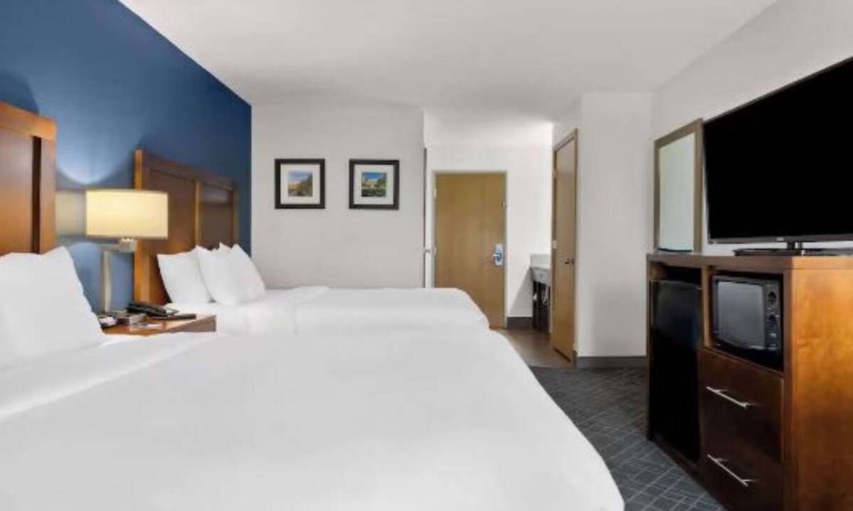 Joliet Hotel | 4 Tranquil Units with Free Breakfast and Indoor Pool Near Rialto Theatre