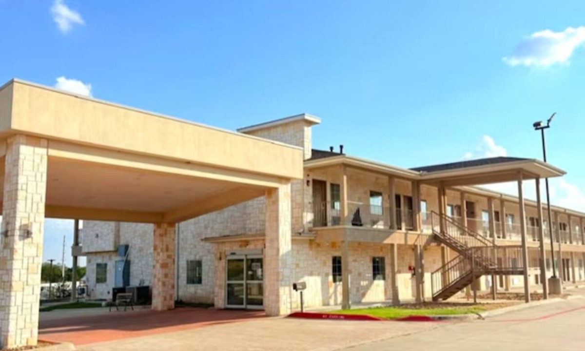 Gonzales Hotel | 4 Units | Family Stay w/Free Parking | Near Palmetto Park & Oil Patch Museum