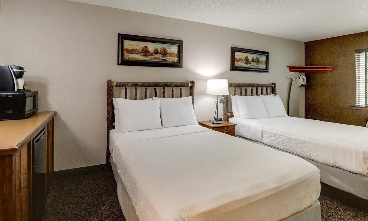Johnston Hotel | 4 Units | Relaxing Rustic Stay w/Pool+Gym Onsite | 7 mi to Drake University