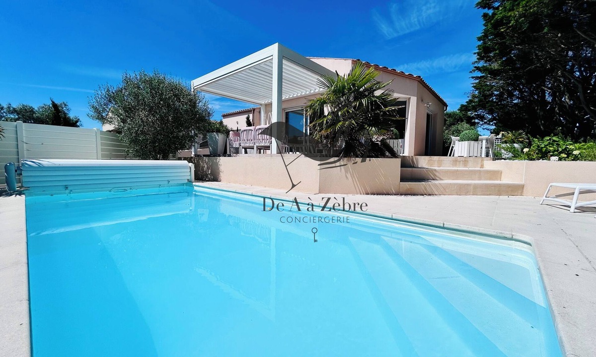 Port-des-Barques Villa | 4* villa with pool & sea view