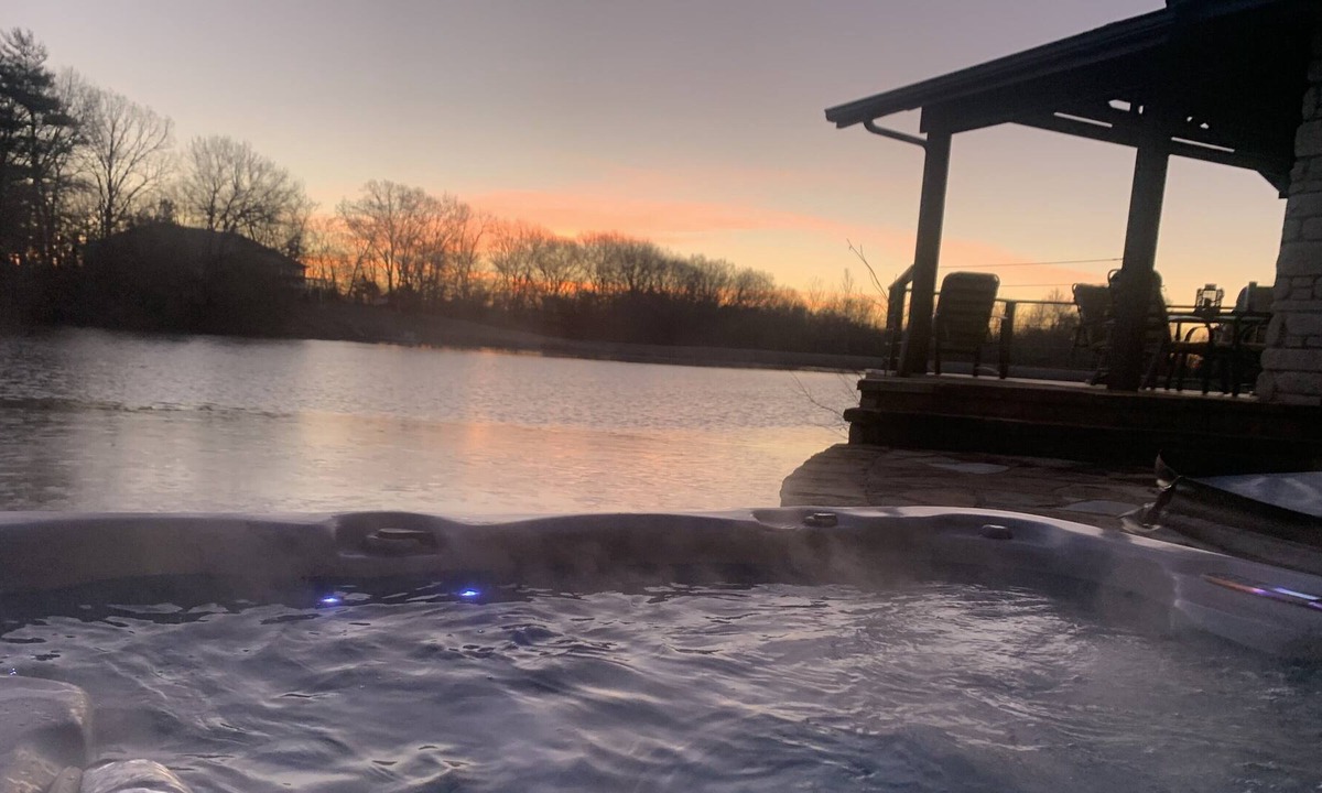 Renault Cottage | 40% discount Feb 5th-9th Book it while its HOT! and relax in the hot tub