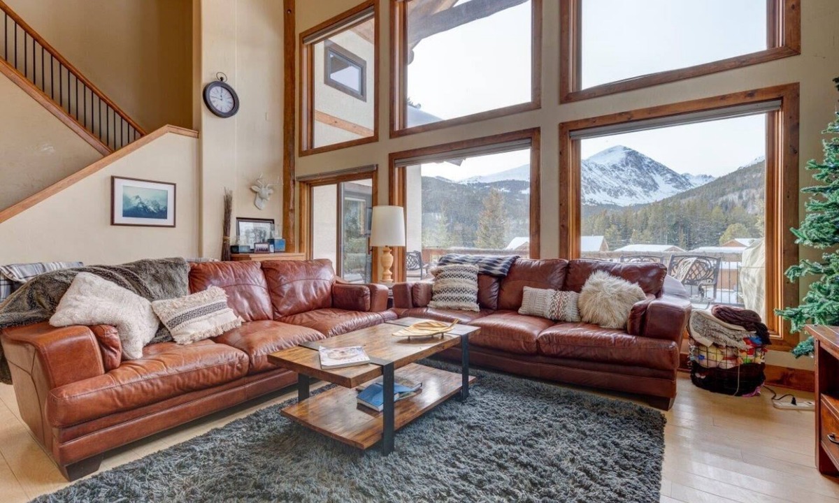 Blue River House | 400 Whispering Pines Cr.