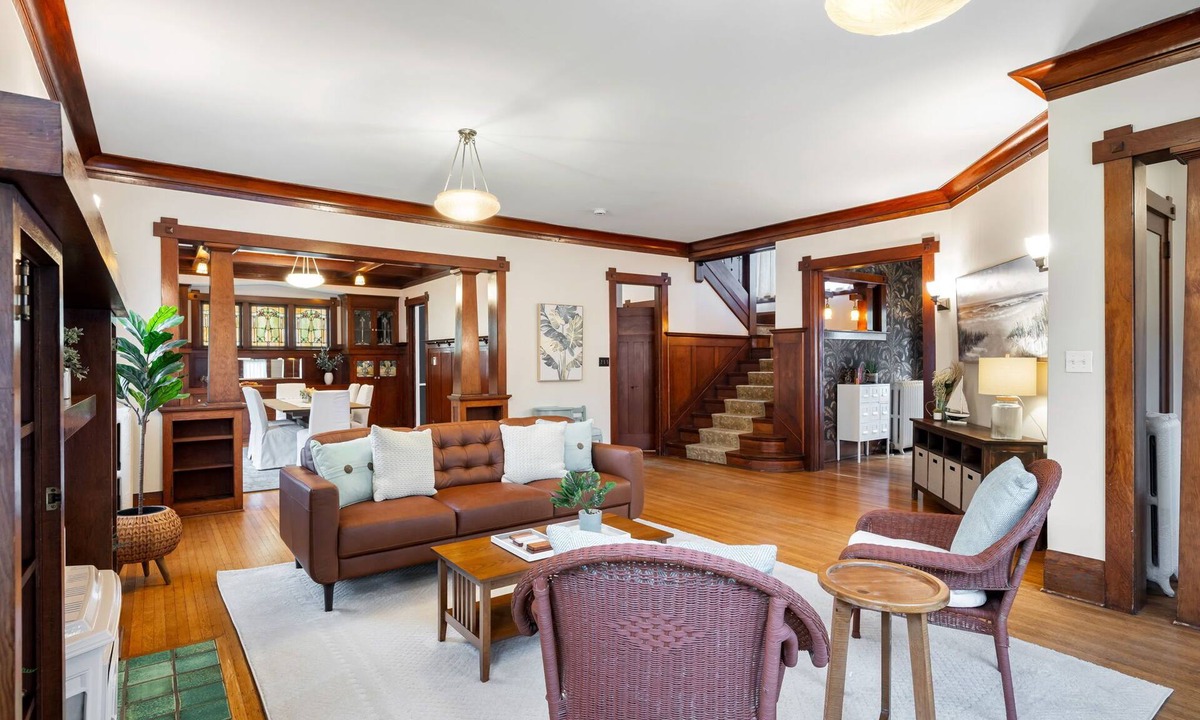 East Queen Anne House | 4000 sf 5br house w/yard 5 min to Space Needle/Pike Mkt 1 blck to Queen Anne Av