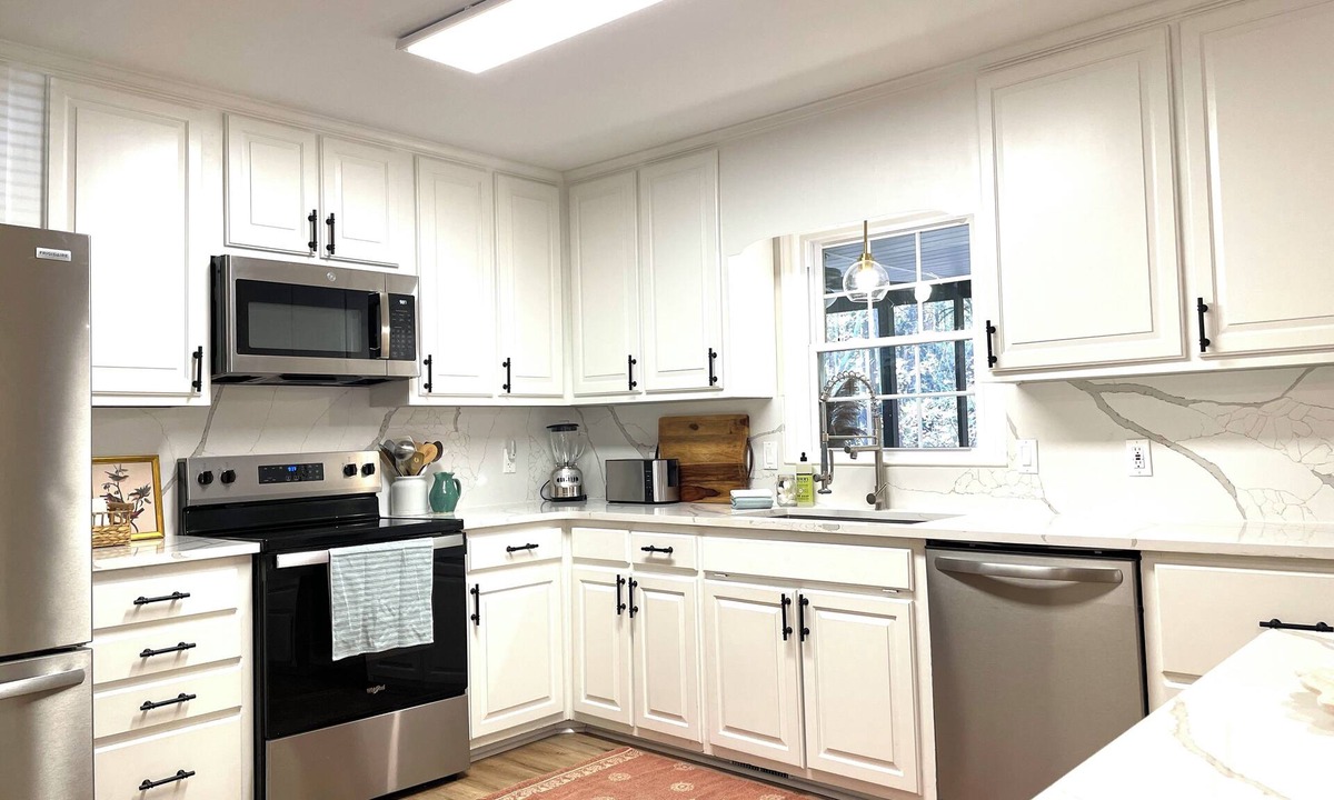 Green Valley House | 4000sf SLEEPS 16 - 7 BR 10-14BEDS 4BATHS 2 Kitchens 2LR- BIG Porch - Pets OK