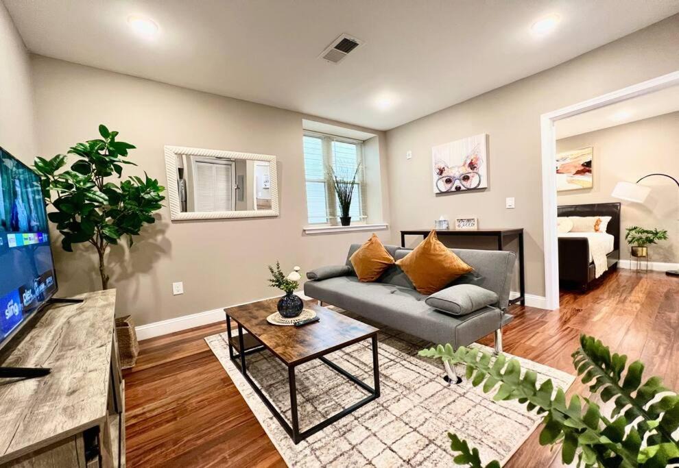Logan Square Apartment | 405 Spacious and superior 1BDR APT in center city