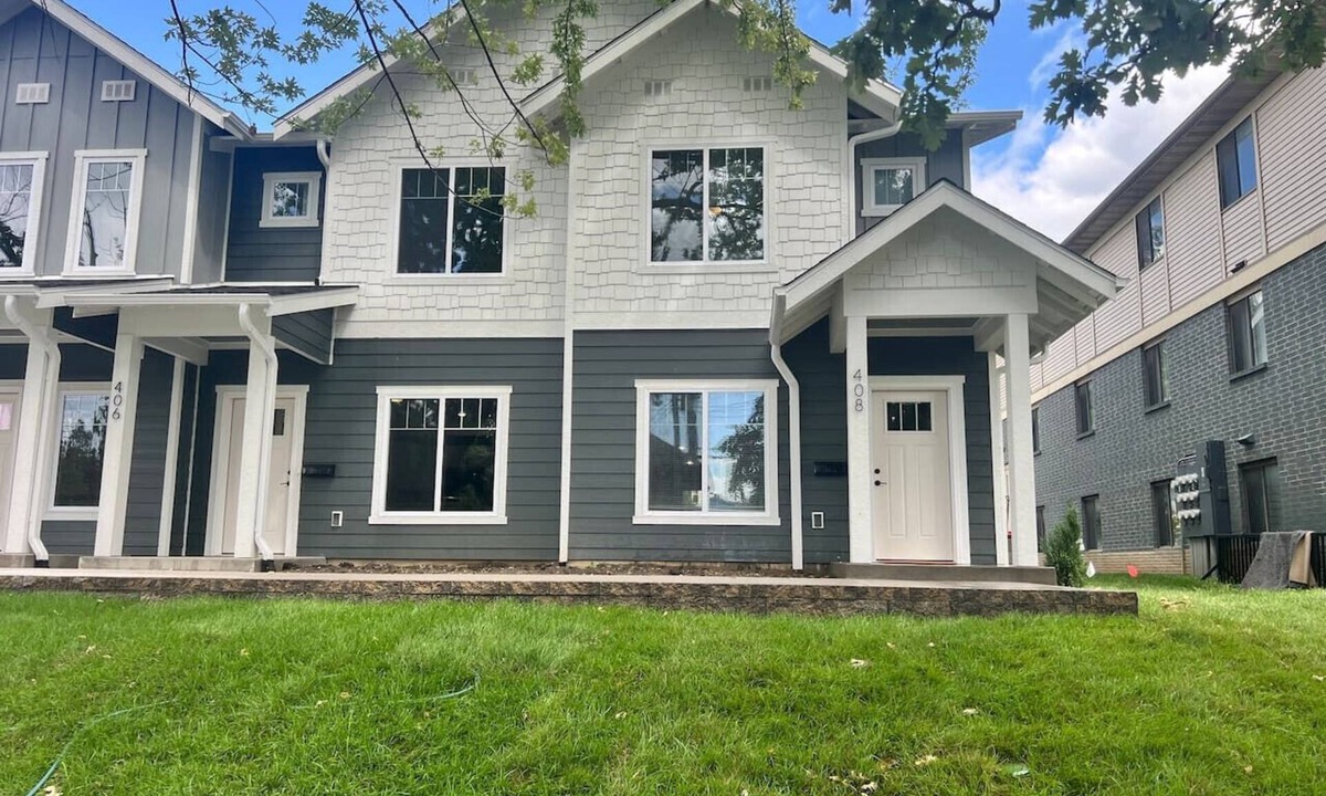 Iowa City House | 406 Large 3 Bedroom 2 Bath Townhome