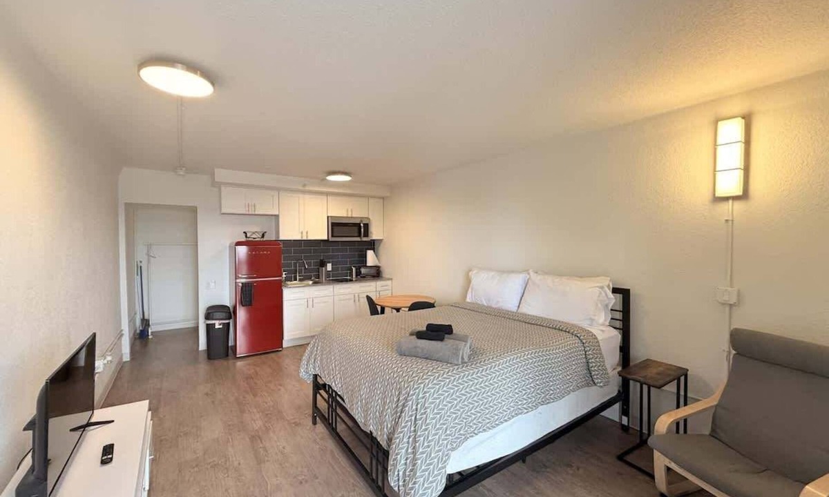 St. Johns Apartment | [44] ATX Studio: 1 Queen, Access to Gym & Laundry