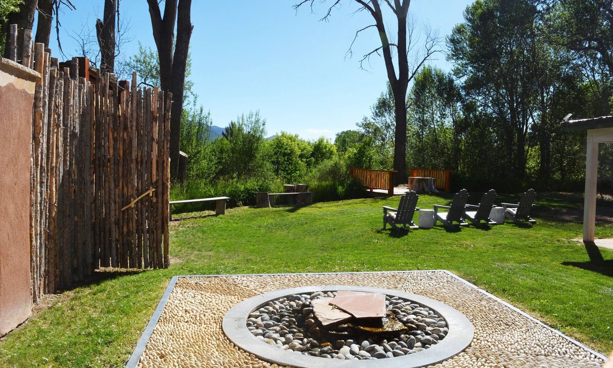 Taos House | “44a - Orchard Pommerale” is a treasure for relaxation with southwest charm